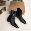 Nueva Colección Otoño/Invierno 2026: Botines Elegantes y con Estilo para Mujer con Tacón Grueso, Punta Cuadrada, Detalle de Hebilla y Diseño Plisado