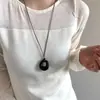 Estilo Old Money, collar irregular de color madera, hueco, para mujer, con un diseño sofisticado y versátil, una cadena larga adecuada para usar con suéteres, y un accesorio de cuello elegante.