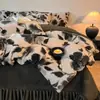 Conjunto de quatro peças em pele de coelho grau A, apresentando a cor Melard, edredom de alta densidade, forrado com fleece e espesso, juntamente com um conjunto de três peças em veludo de leite para aquecimento e um lençol com elástico