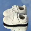 Tênis Planos Estilo Coreano para Campus Feminino 2026 Novo Modelo Slip-On Primavera e Verão Respirável Velcro Esportivo Sapatos Brancos