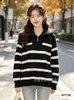 Suéter único e estiloso com lapela e zíper para mulheres, estilo solto e casual, top de malha listrado color-block para primavera
