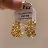 Pendientes de Flor Dorada de Moda con Anillo C y un Diseño Único, Lujo Ligero, Sensación de Alta Gama, Elegante Racimo Floral, Pendientes Elegantes