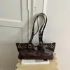Bolso de hombro versátil de moda estilo europeo y americano transfronterizo para mujer, principios de otoño 2026, bolso de hombro personalizado retro de gran capacidad con tachuelas