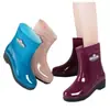 Botas de lluvia para mujer de media pantorrilla suela gruesa resistentes al desgaste antideslizantes zapatos de agua para mujer adulta zapatos de agua para cocina zapatos de goma de algodón tubo corto