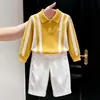 Suéter de malha amarelo novo estilo coreano para meninos outono e inverno 2026, camisa polo infantil color-blocking cor dopamina, calça de perna reta, moderna