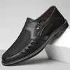Atacado do Fabricante Novos Modelos de Verão de Sapatos Casuais de Couro Masculinos, Sandálias de Couro Slip-On Respiráveis de Malha com Solado Macio de Couro Macio Masculinas