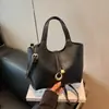 Bolsa de mão de alto valor, bolsa de ombro, bolsa transversal para mulheres, tendência de moda transfronteiriça, nova bolsa balde casual de verão 2026