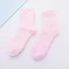 Color caramelo 21 colores color sólido Calcetines de tubo planos cálidos para mujer forro polar de coral calcetines para el suelo del hogar calcetines de medio terciopelo venta al por mayor