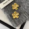 Pendientes de Flor Lisa de Aguja de Plata Estilo Coreano, Pendientes de Botón Minimalistas Simples y Elegantes, Pendientes Versátiles de Alta Gama de Nicho al por Mayor