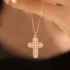 Novo colar com cruz para mulheres, estilo de luxo leve transfronteiriço, corrente para clavícula com pérola e strass, design de alta qualidade, corrente de pescoço para mulheres atacado