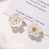 Estilo Chanel Flor Creme Dupla Camada Contas de Arroz Camélia DIY Moda Elegante Brincos Tarraxas Presilhas Laterais Acessórios Flor para Sapatos