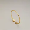Pulseira Aberta Elegante Original Versátil com Diamantes Embutidos Moda Simples Galvanizada a Ouro 18K