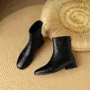 Botas Fashion Retro Europeias e Americanas com Alça Manual Salto Médio Áspero Femininas Outono e Inverno 2024 Novas Botas Femininas Cano Curto Botas de Cavaleiro Botas de Comércio Exterior