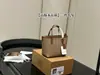 La nueva bolsa tote mincity15 con monograma clásico de la marca C es compacta y exquisita, adecuada para llevar cruzada o en la mano, bolsa versátil para mujer