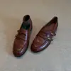 Primeiro Encontro com os Sapatos de Couro Slip-On Estilo Britânico, Novo Modelo de Primavera com Salto Grosso, Mocassins Femininos