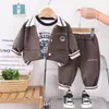2024 Nuevo Bebé Niño Primavera y Otoño Niños Niño Oso Letra Bordada Conjunto de Tres Piezas Fabricante Original Venta al por Mayor