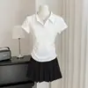 Camiseta branca de algodão puro com decote em V e manga curta para mulheres, novo design de verão, única e chique, acinturada, top curto tipo polo
