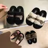 Pantuflas retro peludas de suela gruesa para mujer, adecuadas para usar en exteriores, nuevas pantuflas cómodas estilo coreano Otoño/Invierno 2026, pantuflas de algodón de una tira para mujer