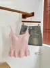 Camisola puramente sedutora e sexy com costas cruzadas para mulheres, com barra de babados em camada dupla, modelagem que afina e se ajusta ao corpo, adequada para usar como peça externa ou como base.