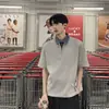 Camisa Polo Gris de Dos Piezas Falsas de Manga Corta para Hombre Verano Media Cremallera Cuello Camisero Estilo Universitario Elegante Top de Manga Corta