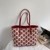 Bolso de mano festivo de moda de aspecto rojo para mujer 2025 Otoño Nuevo Bolso de hombro festivo simple de nicho para mujer