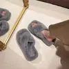 Pantuflas de felpa de moda para mujer para usar en exteriores, nuevas 2026 otoño e invierno versátiles lindas perezosas con correa cruzada de algodón