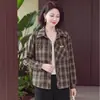 Camisa a cuadros de manga larga para madre, ligera, nuevo estilo primavera y otoño 2026, para mujeres de 50 años o más, ropa para mujeres de mediana edad y mayores, chaqueta camisa que rejuvenece