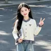 Conjunto de saia para meninas 2026 novo estilo, apresentando um top de tricô falso duas peças e uma saia plissada, perfeito para primavera e outono, com um estilo preppy e colegial