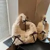Linda Bolso de Hombro de Peluche con Lazo para Mujer Estilo Otoño e Invierno 2024 Bolso Peludo para Debajo del Brazo Bolso de Mano para Viajes