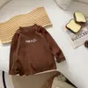 Roupa Infantil Unissex Primavera e Outono Camiseta Bebê Estilosa Personalidade Infantil Marca Tendência Lã Gola Meia-alta Letra Desenho Camisa Camada Base