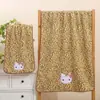 Conjunto de toalhas com estampa de leopardo transfronteiriço para homens e mulheres, conjunto criativo de duas peças de toalha de banho em fleece de coral com bordado de gatinho, toalha de rosto espessa e absorvente