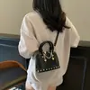 Bolso Único de Concha Tachonada Color Dorado Champagne 2025 Nuevo Moderno de Hombro Único Cruzado Nuevo Bolso para Mujer