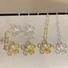 Brincos e Colar de Flor Oca Dourados Vintage Estilo Francês para Mulheres, Acessórios de Brincos Versáteis Exquisitos de Alto Padrão