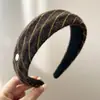 Faixa de Cabeça Larga Listrada Estilo Vintage para Mulheres 2025 Nova Faixa de Cabelo Presilha de Cabelo com Topo Alto Acessório de Cabelo da Moda