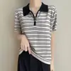 Blusa Casual Clássica Listrada Retro de Manga Curta Refrescante Versátil para Primavera e Verão Feminina com Gola Lapela e Zíper Parcial Personalizável