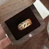 Anillo Vintage de Plumas Estilo Palacio Retro para Mujer, Joyería de Nicho de Lujo Ligero Incrustada con Diamantes con un Toque de Alta Gama