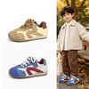 Zapatos deportivos casuales de moda para niños de dos tonos con suela plana para otoño de 2026, adecuados para niños mayores y para correr