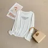 Camiseta branca com estampa de letras, manga longa, corte justo, proteção solar, nova blusa básica casual de outono