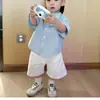 Ropa Infantil Estilo Coreano Conjunto de Verano para Niños Camisa Rayada Top de Manga Corta para Niños Pantalones Cortos Blancos Conjunto de Dos Piezas Moderno