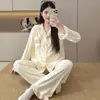 Pijama de forro polar estilo isla para mujer, colección otoño e invierno, con un diseño dulce y delicado, tejido fino de forro polar, mangas largas, pantalones largos y un conjunto de ropa de estar por casa cálido y cómodo para mujeres jóvenes