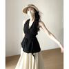 Camisola Negra de Cuello Halter en V Estilo Francés con Lazos + Falda Gris Conjunto Nuevo de Verano 2026 Estilo Coreano para Mujer