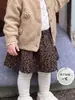 Conjunto Dulce para Niñas de Invierno Moda para Niñas Pequeñas Chaqueta con Flor 3D Estilo Coreano Falda Estampado de Leopardo Ropa de Tres Piezas para Niños
