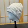 Gorro de punto estilo coreano que favorece el rostro para mujer, nueva moda otoño/invierno 2026, protege las orejas, color liso, gorro versátil