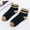 Calcetines para hombre empaquetados individualmente calcetines de algodón color liso calcetines de media pantorrilla simples transpirables calcetines deportivos fabricante venta al por mayor calcetines para puesto callejero