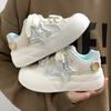 Tênis de Sola Grossa para Mulheres 2025 Outono Novos Sapatos Brancos Estilo Campus Fofo Sapatos Esportivos de Estudante Versátil Sapatos Casuais Modernos