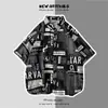 Estilo Hong Kong ins letras hombres periódico manga corta casual holgado nueva camisa camisa moda juvenil trendy volante ropa guapa