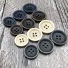 Suministro directo de fábrica hebilla de resina cuatro ojales borde fino pequeño mate retro tipo madera hebilla para gabardina de hombre y mujer pantalón de traje hebilla en stock