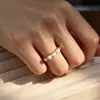 Anillo geométrico de perla con diseño único, anillo abierto ajustable hueco de lujo ligero, joyería de alta gama estilo europeo y americano