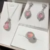 Juego de Joyería Wholesale para Fabricantes Chapado en Plata Incrustaciones de Calcedonia de Hielo con Aretes, Pulsera, Collar y Anillo de Ágata Rosa