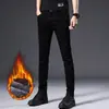 Jeans masculinos slim-fit pretos e cinzas de alta qualidade para o Outono/Inverno 2026, calças compridas casuais trendy e elásticas com forro de fleece